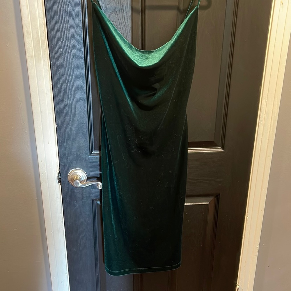 Lulu‘s green velour cocktail dress
